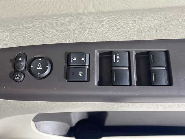 ホンダ Ｎ ＢＯＸ G Lパッケージ 沖縄県 2015(平27)年 7.2万km プレミアムディープロッソパール 禁煙車　/純正ナビ　/フルセグ　Ｂｌｕｅｔｏｏｔｈ　ＤＶＤ　ＳＤ　/片側パワースライドドア　/シティーアクティブブレーキ　/バックカメラ　/ベンチシート　/シートバックテーブル　/ドアバイザー　/純正フロアマット/ドアバイザー/ヘッドライトレベライザー/ロールサンシェード