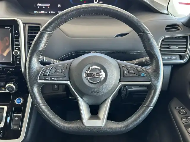 日産 セレナ e－パワー ハイウェイスター V 茨城県 2018(平30)年 7.6万km ダイヤモンドブラック 2トーン 純正9型ナビ/フルセグTV/両側パワースライドドア/アラウンドビューモニター/ビルトインETC/後席用フリップダウンモニター/レーダークルーズコントロール/フロント/バックソナー/エマージェンシーブレーキ/セーフティパックB/・プロパイロット/・車線逸脱防止支援システム/・インテリジェントルームミラー/・踏み間違い衝突防止アシスト/・駐車支援機能/LEDヘッドランプ/オートライト/デュアルオートエアコン/革巻きステアリング/ステアリングスイッチ/純正15インチアルミホイール/スマートキー/プッシュエンジンスターター