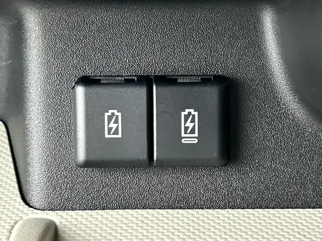 スズキ スペーシア HYBRID X 愛知県 2024(令6)年 0.7万km シフォンアイボリーM 禁煙車/ワンオーナー/7インチナビ/（AM/FM/Bluetooth）/バックカメラ/スズキセーフティサポート/・衝突軽減ブレーキ/・レーンキープアシスト/・オートマチックハイビーム/コーナーセンサー/ドライブレコーダー/ETC/シートヒーター/ベンチシート/両側パワースライドドア/アイドリングストップ/純正フロアマット/LEDヘッドライト/横滑り防止装置/オートエアコン/スマートキー/プッシュスタート