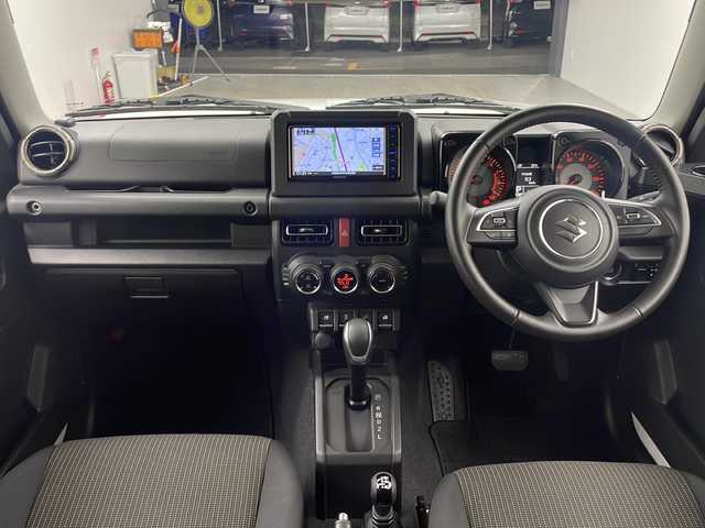 スズキ ジムニー XC 大阪府 2023(令5)年 3.3万km ピュアホワイトP ４WD/純正ナビ　KENWOOD/【BT/フルセグTV/DVD/USB]/バックカメラ/ドライブレコーダー　前方のみ　/ETC/衝突被害軽減システム/アイドリングストップ/クルーズコントロール/ヒーテッドドアミラー/シートヒーターD+N席/オートライト/オートマチックハイビーム/純正16インチアルミホイール