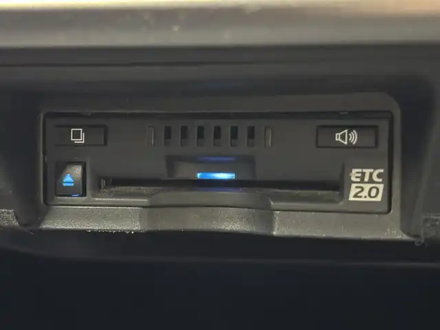 トヨタ クラウン ハイブリッド RS アドバンス 福岡県 2021(令3)年 6.1万km プレシャスホワイトパール ムーンルーフ　/純正１２．３型ナビ/フルセグTV　/全方位カメラ　/デジタルインナーミラー　/前後ドラレコ　/ビルトインＥＴＣ２．０　/トヨタセーフティセンス　/レーダークルーズコントロール　/コーナーセンサー　/衝突軽減ブレーキ　/レーダークルーズコントロール　/ブラインドスポットモニター　/アクセル踏み間違い防止　/パドルシフト　/ＨＵＤ　/シートメモリー付きパワーシート　/シートベンチレーション／ヒーター/ステアリングヒーター　/純正１８インチアルミホイール　/３眼ヘッドライト