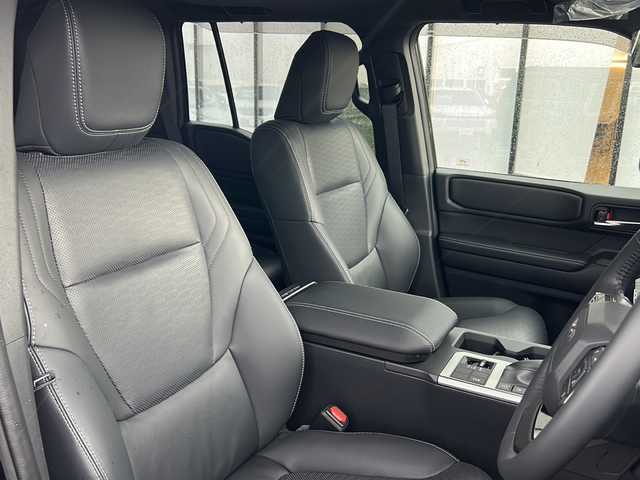 トヨタ ランドクルーザー ２５０ VX 石川県 2024(令6)年 0.3万km ブラック Toyota Safety Sense/・プリクラッシュセーフティ/・レーントレーシングアシスト/・レーンディパーチャーアラート/・レーダークルーズコントロール（全車速追従機能付）/・アダプティブハイビームシステム／オートマチックハイビーム/・ロードサインアシスト/・パノラミックビューモニター（床下透過表示機能付）/12.3インチディスプレイオーディオ/・コネクティッドナビ対応/【Mira cast・Bluetooth・AM・FM・HDMI】/デジタルインナーミラー(ライブレコーダー搭載)/ブラインドスポットモニター/トランスファースイッチ/・ECT(電子制御トランスミッション)/ステアリングリモコン/・ステアリングヒーター/パワーシート(運転席)/・シートヒーター/・エアシート/サンルーフ/パワーバックドア/typeCコネクト×２/ビルトインETC2.0/プッシュスタート/・スペアキー1本/純正フロアマット/ルーフレール/電子取扱説明書