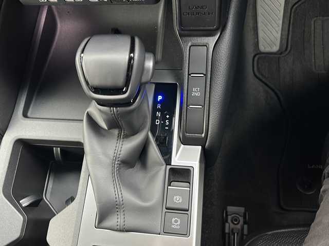 トヨタ ランドクルーザー ２５０ VX 石川県 2024(令6)年 0.3万km ブラック Toyota Safety Sense/・プリクラッシュセーフティ/・レーントレーシングアシスト/・レーンディパーチャーアラート/・レーダークルーズコントロール（全車速追従機能付）/・アダプティブハイビームシステム／オートマチックハイビーム/・ロードサインアシスト/・パノラミックビューモニター（床下透過表示機能付）/12.3インチディスプレイオーディオ/・コネクティッドナビ対応/【Mira cast・Bluetooth・AM・FM・HDMI】/デジタルインナーミラー(ライブレコーダー搭載)/ブラインドスポットモニター/トランスファースイッチ/・ECT(電子制御トランスミッション)/ステアリングリモコン/・ステアリングヒーター/パワーシート(運転席)/・シートヒーター/・エアシート/サンルーフ/パワーバックドア/typeCコネクト×２/ビルトインETC2.0/プッシュスタート/・スペアキー1本/純正フロアマット/ルーフレール/電子取扱説明書