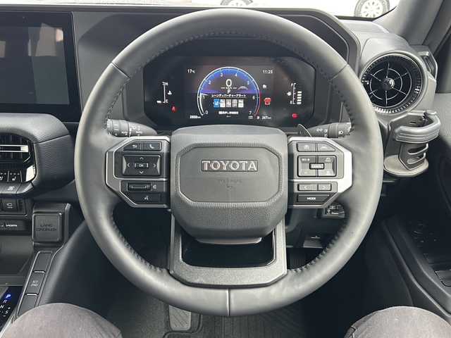 トヨタ ランドクルーザー ２５０ VX 石川県 2024(令6)年 0.3万km ブラック Toyota Safety Sense/・プリクラッシュセーフティ/・レーントレーシングアシスト/・レーンディパーチャーアラート/・レーダークルーズコントロール（全車速追従機能付）/・アダプティブハイビームシステム／オートマチックハイビーム/・ロードサインアシスト/・パノラミックビューモニター（床下透過表示機能付）/12.3インチディスプレイオーディオ/・コネクティッドナビ対応/【Mira cast・Bluetooth・AM・FM・HDMI】/デジタルインナーミラー(ライブレコーダー搭載)/ブラインドスポットモニター/トランスファースイッチ/・ECT(電子制御トランスミッション)/ステアリングリモコン/・ステアリングヒーター/パワーシート(運転席)/・シートヒーター/・エアシート/サンルーフ/パワーバックドア/typeCコネクト×２/ビルトインETC2.0/プッシュスタート/・スペアキー1本/純正フロアマット/ルーフレール/電子取扱説明書