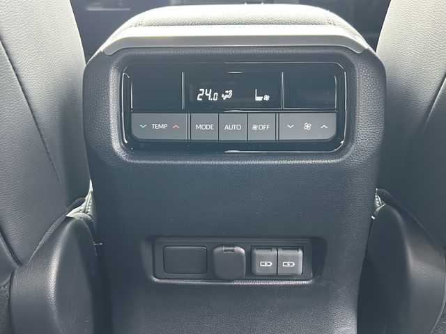 トヨタ ランドクルーザー ２５０ VX 石川県 2024(令6)年 0.3万km ブラック Toyota Safety Sense/・プリクラッシュセーフティ/・レーントレーシングアシスト/・レーンディパーチャーアラート/・レーダークルーズコントロール（全車速追従機能付）/・アダプティブハイビームシステム／オートマチックハイビーム/・ロードサインアシスト/・パノラミックビューモニター（床下透過表示機能付）/12.3インチディスプレイオーディオ/・コネクティッドナビ対応/【Mira cast・Bluetooth・AM・FM・HDMI】/デジタルインナーミラー(ライブレコーダー搭載)/ブラインドスポットモニター/トランスファースイッチ/・ECT(電子制御トランスミッション)/ステアリングリモコン/・ステアリングヒーター/パワーシート(運転席)/・シートヒーター/・エアシート/サンルーフ/パワーバックドア/typeCコネクト×２/ビルトインETC2.0/プッシュスタート/・スペアキー1本/純正フロアマット/ルーフレール/電子取扱説明書