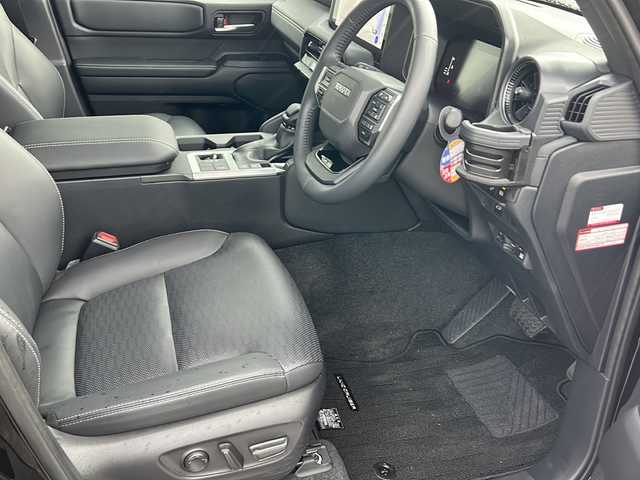 トヨタ ランドクルーザー ２５０ VX 石川県 2024(令6)年 0.3万km ブラック Toyota Safety Sense/・プリクラッシュセーフティ/・レーントレーシングアシスト/・レーンディパーチャーアラート/・レーダークルーズコントロール（全車速追従機能付）/・アダプティブハイビームシステム／オートマチックハイビーム/・ロードサインアシスト/・パノラミックビューモニター（床下透過表示機能付）/12.3インチディスプレイオーディオ/・コネクティッドナビ対応/【Mira cast・Bluetooth・AM・FM・HDMI】/デジタルインナーミラー(ライブレコーダー搭載)/ブラインドスポットモニター/トランスファースイッチ/・ECT(電子制御トランスミッション)/ステアリングリモコン/・ステアリングヒーター/パワーシート(運転席)/・シートヒーター/・エアシート/サンルーフ/パワーバックドア/typeCコネクト×２/ビルトインETC2.0/プッシュスタート/・スペアキー1本/純正フロアマット/ルーフレール/電子取扱説明書