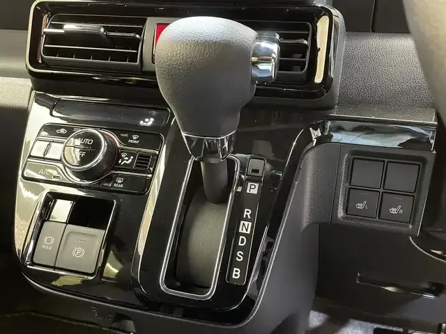 ダイハツ タント カスタム X 岩手県 2024(令6)年 0.3万km シャイニングホワイトパール ４WD/両側パワースライドドア/スマートアシスト/衝突回避支援ブレーキ/車線逸脱抑制機能/誤発進抑制機能/ブレーキ制御付き誤発進抑制機能/コーナーセンサー/標識認識機能/先行車発信お知らせ機能/オートブレーキホールド/横滑り防止装置/アイドリングストップ/ロールサンシェード/シートヒーター/オートエアコン/LEDヘッドライト/LEDフォグライト/純正16インチアルミホイール/純正フロアマット