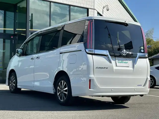 トヨタ エスクァイア Gi 愛媛県 2019(令1)年 7.5万km ホワイトパールクリスタルシャイン 純正9型ナビ(Bluetooth/フルセグTV)/純正12.1型後席モニター/両側パワースライドドア/トヨタセーフティセンス/クルーズコントロール/クリアランスソナー/衝突被害軽減装置/車線逸脱防止装置/LEDヘッドライト/オートライト/オートマチックハイビーム/ブラック合皮シート／シートヒーター/前後ドライブレコーダー/アイドリングストップ/後席サンシェイド/純正フロアマット/純正ドアバイザー/電格ミラー/現状サマー(純正AW)(195/65/R15)/YOKOHAMA BluEarth-ES ES32/禁煙車