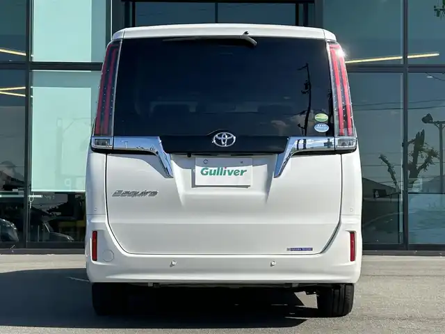 トヨタ エスクァイア Gi 愛媛県 2019(令1)年 7.5万km ホワイトパールクリスタルシャイン 純正9型ナビ(Bluetooth/フルセグTV)/純正12.1型後席モニター/両側パワースライドドア/トヨタセーフティセンス/クルーズコントロール/クリアランスソナー/衝突被害軽減装置/車線逸脱防止装置/LEDヘッドライト/オートライト/オートマチックハイビーム/ブラック合皮シート／シートヒーター/前後ドライブレコーダー/アイドリングストップ/後席サンシェイド/純正フロアマット/純正ドアバイザー/電格ミラー/現状サマー(純正AW)(195/65/R15)/YOKOHAMA BluEarth-ES ES32/禁煙車