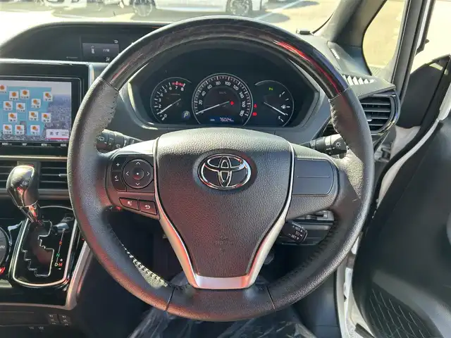 トヨタ エスクァイア Gi 愛媛県 2019(令1)年 7.5万km ホワイトパールクリスタルシャイン 純正9型ナビ(Bluetooth/フルセグTV)/純正12.1型後席モニター/両側パワースライドドア/トヨタセーフティセンス/クルーズコントロール/クリアランスソナー/衝突被害軽減装置/車線逸脱防止装置/LEDヘッドライト/オートライト/オートマチックハイビーム/ブラック合皮シート／シートヒーター/前後ドライブレコーダー/アイドリングストップ/後席サンシェイド/純正フロアマット/純正ドアバイザー/電格ミラー/現状サマー(純正AW)(195/65/R15)/YOKOHAMA BluEarth-ES ES32/禁煙車