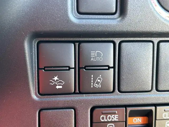 トヨタ エスクァイア Gi 愛媛県 2019(令1)年 7.5万km ホワイトパールクリスタルシャイン 純正9型ナビ(Bluetooth/フルセグTV)/純正12.1型後席モニター/両側パワースライドドア/トヨタセーフティセンス/クルーズコントロール/クリアランスソナー/衝突被害軽減装置/車線逸脱防止装置/LEDヘッドライト/オートライト/オートマチックハイビーム/ブラック合皮シート／シートヒーター/前後ドライブレコーダー/アイドリングストップ/後席サンシェイド/純正フロアマット/純正ドアバイザー/電格ミラー/現状サマー(純正AW)(195/65/R15)/YOKOHAMA BluEarth-ES ES32/禁煙車