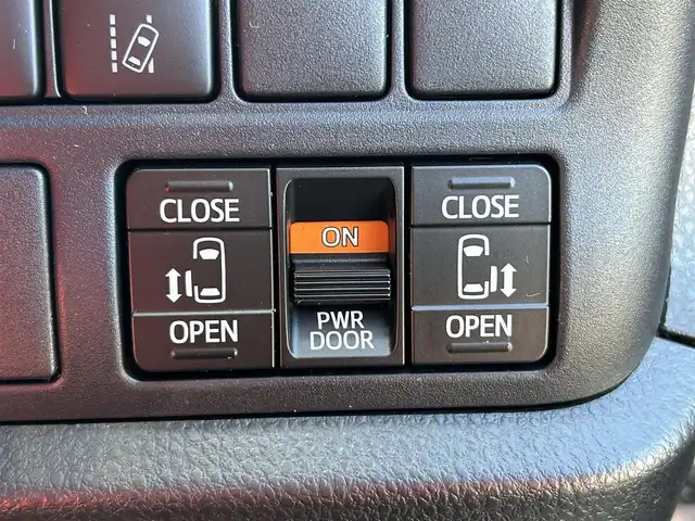 トヨタ エスクァイア Gi 愛媛県 2019(令1)年 7.5万km ホワイトパールクリスタルシャイン 純正9型ナビ(Bluetooth/フルセグTV)/純正12.1型後席モニター/両側パワースライドドア/トヨタセーフティセンス/クルーズコントロール/クリアランスソナー/衝突被害軽減装置/車線逸脱防止装置/LEDヘッドライト/オートライト/オートマチックハイビーム/ブラック合皮シート／シートヒーター/前後ドライブレコーダー/アイドリングストップ/後席サンシェイド/純正フロアマット/純正ドアバイザー/電格ミラー/現状サマー(純正AW)(195/65/R15)/YOKOHAMA BluEarth-ES ES32/禁煙車