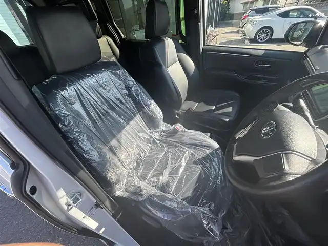 トヨタ エスクァイア Gi 愛媛県 2019(令1)年 7.5万km ホワイトパールクリスタルシャイン 純正9型ナビ(Bluetooth/フルセグTV)/純正12.1型後席モニター/両側パワースライドドア/トヨタセーフティセンス/クルーズコントロール/クリアランスソナー/衝突被害軽減装置/車線逸脱防止装置/LEDヘッドライト/オートライト/オートマチックハイビーム/ブラック合皮シート／シートヒーター/前後ドライブレコーダー/アイドリングストップ/後席サンシェイド/純正フロアマット/純正ドアバイザー/電格ミラー/現状サマー(純正AW)(195/65/R15)/YOKOHAMA BluEarth-ES ES32/禁煙車