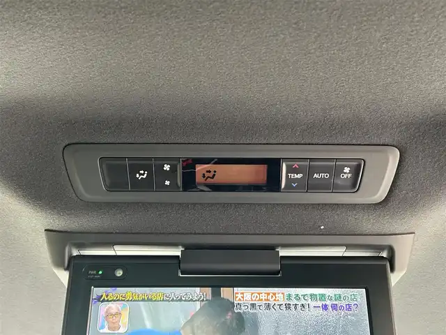 トヨタ エスクァイア Gi 愛媛県 2019(令1)年 7.5万km ホワイトパールクリスタルシャイン 純正9型ナビ(Bluetooth/フルセグTV)/純正12.1型後席モニター/両側パワースライドドア/トヨタセーフティセンス/クルーズコントロール/クリアランスソナー/衝突被害軽減装置/車線逸脱防止装置/LEDヘッドライト/オートライト/オートマチックハイビーム/ブラック合皮シート／シートヒーター/前後ドライブレコーダー/アイドリングストップ/後席サンシェイド/純正フロアマット/純正ドアバイザー/電格ミラー/現状サマー(純正AW)(195/65/R15)/YOKOHAMA BluEarth-ES ES32/禁煙車