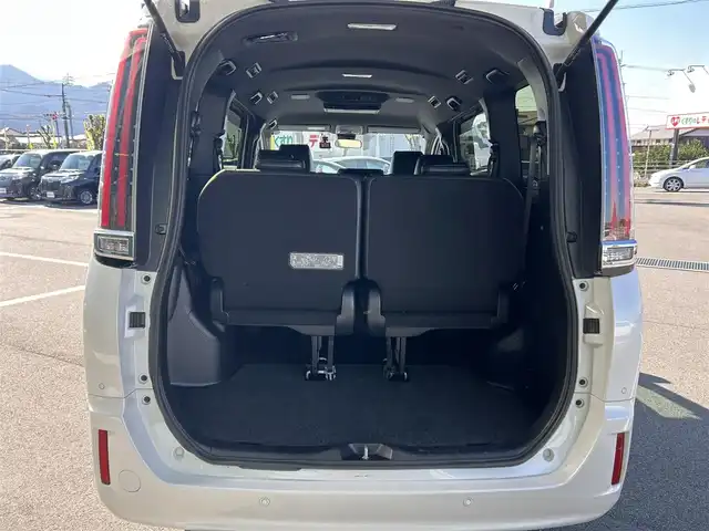 トヨタ エスクァイア Gi 愛媛県 2019(令1)年 7.5万km ホワイトパールクリスタルシャイン 純正9型ナビ(Bluetooth/フルセグTV)/純正12.1型後席モニター/両側パワースライドドア/トヨタセーフティセンス/クルーズコントロール/クリアランスソナー/衝突被害軽減装置/車線逸脱防止装置/LEDヘッドライト/オートライト/オートマチックハイビーム/ブラック合皮シート／シートヒーター/前後ドライブレコーダー/アイドリングストップ/後席サンシェイド/純正フロアマット/純正ドアバイザー/電格ミラー/現状サマー(純正AW)(195/65/R15)/YOKOHAMA BluEarth-ES ES32/禁煙車