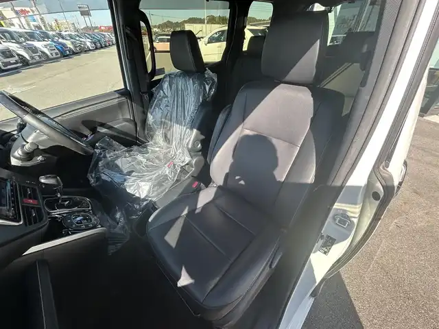 トヨタ エスクァイア Gi 愛媛県 2019(令1)年 7.5万km ホワイトパールクリスタルシャイン 純正9型ナビ(Bluetooth/フルセグTV)/純正12.1型後席モニター/両側パワースライドドア/トヨタセーフティセンス/クルーズコントロール/クリアランスソナー/衝突被害軽減装置/車線逸脱防止装置/LEDヘッドライト/オートライト/オートマチックハイビーム/ブラック合皮シート／シートヒーター/前後ドライブレコーダー/アイドリングストップ/後席サンシェイド/純正フロアマット/純正ドアバイザー/電格ミラー/現状サマー(純正AW)(195/65/R15)/YOKOHAMA BluEarth-ES ES32/禁煙車