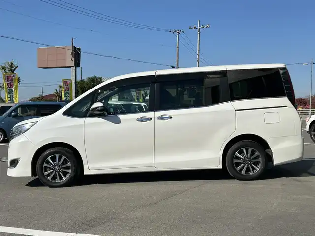 トヨタ エスクァイア Gi 愛媛県 2019(令1)年 7.5万km ホワイトパールクリスタルシャイン 純正9型ナビ(Bluetooth/フルセグTV)/純正12.1型後席モニター/両側パワースライドドア/トヨタセーフティセンス/クルーズコントロール/クリアランスソナー/衝突被害軽減装置/車線逸脱防止装置/LEDヘッドライト/オートライト/オートマチックハイビーム/ブラック合皮シート／シートヒーター/前後ドライブレコーダー/アイドリングストップ/後席サンシェイド/純正フロアマット/純正ドアバイザー/電格ミラー/現状サマー(純正AW)(195/65/R15)/YOKOHAMA BluEarth-ES ES32/禁煙車