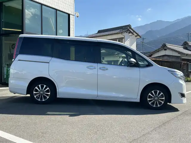 トヨタ エスクァイア Gi 愛媛県 2019(令1)年 7.5万km ホワイトパールクリスタルシャイン 純正9型ナビ(Bluetooth/フルセグTV)/純正12.1型後席モニター/両側パワースライドドア/トヨタセーフティセンス/クルーズコントロール/クリアランスソナー/衝突被害軽減装置/車線逸脱防止装置/LEDヘッドライト/オートライト/オートマチックハイビーム/ブラック合皮シート／シートヒーター/前後ドライブレコーダー/アイドリングストップ/後席サンシェイド/純正フロアマット/純正ドアバイザー/電格ミラー/現状サマー(純正AW)(195/65/R15)/YOKOHAMA BluEarth-ES ES32/禁煙車
