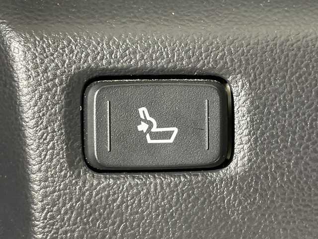 トヨタ Ｃ－ＨＲ G モード ネロセーフティプラスⅢ 神奈川県 2023(令5)年 0.8万km プラチナホワイトパールマイカ モデリスタエアロ/純正8型ディスプレイオーディオ/パノラミックビューモニター/AM FM　Bluetooth　Miracast/セーフティセンス/ブラインドスポットモニター/レーダークルーズコントロール/プリクラッシュセーフティ/レーントレーシングアシスト/オートマチックハイビーム/先行車発進告知機能/後退速度抑制/ふらつき警報/リアクロストラフィックアラート/パーキングサポートブレーキ/ドライブスタートコントロール/前後ソナー/社外前後ドライブレコーダー/社外ポータルデジタルインナーミラー/純正ビルトインETC/プッシュスタート/スマートキー/LEDヘッドランプ/LEDフロントフォグランプ/オートライト/取説　保証書 スペアキー