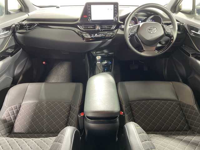 トヨタ Ｃ－ＨＲ G モード ネロセーフティプラスⅢ 神奈川県 2023(令5)年 0.8万km プラチナホワイトパールマイカ モデリスタエアロ/純正8型ディスプレイオーディオ/パノラミックビューモニター/AM FM　Bluetooth　Miracast/セーフティセンス/ブラインドスポットモニター/レーダークルーズコントロール/プリクラッシュセーフティ/レーントレーシングアシスト/オートマチックハイビーム/先行車発進告知機能/後退速度抑制/ふらつき警報/リアクロストラフィックアラート/パーキングサポートブレーキ/ドライブスタートコントロール/前後ソナー/社外前後ドライブレコーダー/社外ポータルデジタルインナーミラー/純正ビルトインETC/プッシュスタート/スマートキー/LEDヘッドランプ/LEDフロントフォグランプ/オートライト/取説　保証書 スペアキー