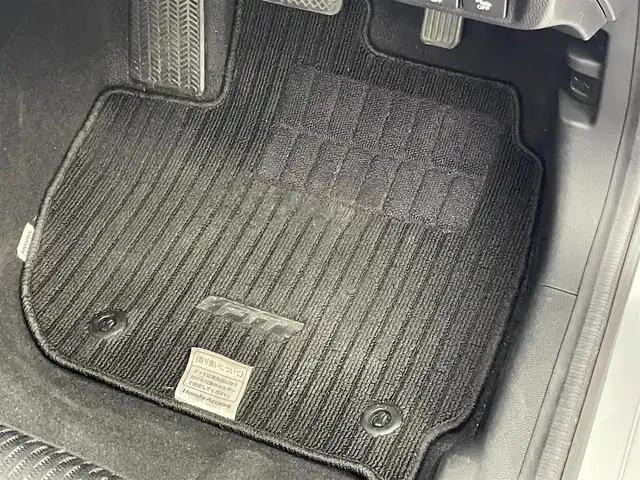 ホンダ フィット ハイブリット Lパッケージ 群馬県 2015(平27)年 3.9万km ティンテッドシルバーM 純正８型ナビ　バックカメラ　ワンセグＴＶ　ＥＴＣ　オートライト　キノセンヘッドライト　衝突被害軽減システム　クルーズコントロール　ＡＢＳ　ハーフレザーシート　スマートキー　オートエアコン　禁煙車