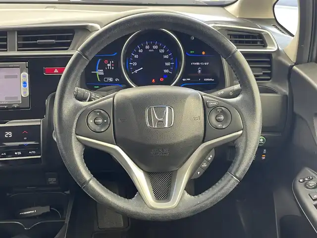 ホンダ フィット ハイブリット Lパッケージ 群馬県 2015(平27)年 3.9万km ティンテッドシルバーM 純正８型ナビ　バックカメラ　ワンセグＴＶ　ＥＴＣ　オートライト　キノセンヘッドライト　衝突被害軽減システム　クルーズコントロール　ＡＢＳ　ハーフレザーシート　スマートキー　オートエアコン　禁煙車