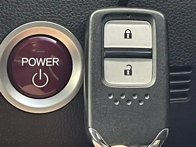 ホンダ フィット ハイブリット Lパッケージ 群馬県 2015(平27)年 3.9万km ティンテッドシルバーM 純正８型ナビ　バックカメラ　ワンセグＴＶ　ＥＴＣ　オートライト　キノセンヘッドライト　衝突被害軽減システム　クルーズコントロール　ＡＢＳ　ハーフレザーシート　スマートキー　オートエアコン　禁煙車