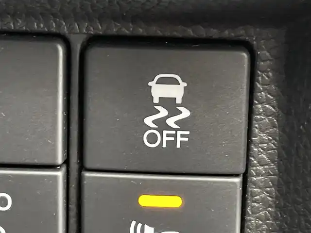 ホンダ フィット ハイブリット Lパッケージ 群馬県 2015(平27)年 3.9万km ティンテッドシルバーM 純正８型ナビ　バックカメラ　ワンセグＴＶ　ＥＴＣ　オートライト　キノセンヘッドライト　衝突被害軽減システム　クルーズコントロール　ＡＢＳ　ハーフレザーシート　スマートキー　オートエアコン　禁煙車