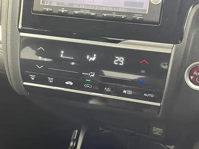 ホンダ フィット ハイブリット Lパッケージ 群馬県 2015(平27)年 3.9万km ティンテッドシルバーM 純正８型ナビ　バックカメラ　ワンセグＴＶ　ＥＴＣ　オートライト　キノセンヘッドライト　衝突被害軽減システム　クルーズコントロール　ＡＢＳ　ハーフレザーシート　スマートキー　オートエアコン　禁煙車