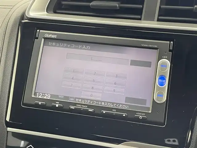 ホンダ フィット ハイブリット Lパッケージ 群馬県 2015(平27)年 3.9万km ティンテッドシルバーM 純正８型ナビ　バックカメラ　ワンセグＴＶ　ＥＴＣ　オートライト　キノセンヘッドライト　衝突被害軽減システム　クルーズコントロール　ＡＢＳ　ハーフレザーシート　スマートキー　オートエアコン　禁煙車