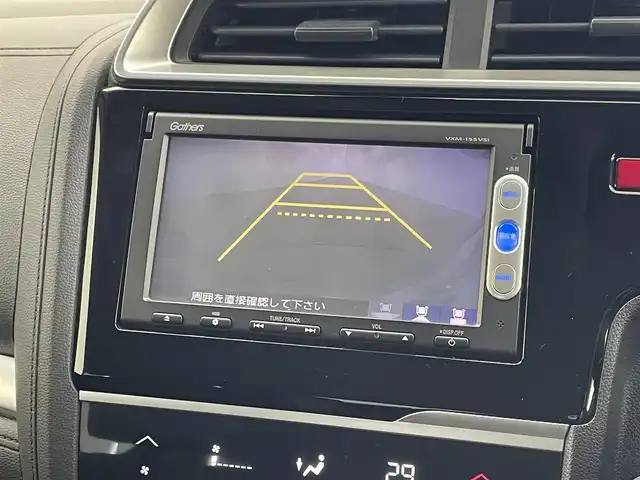 ホンダ フィット ハイブリット Lパッケージ 群馬県 2015(平27)年 3.9万km ティンテッドシルバーM 純正８型ナビ　バックカメラ　ワンセグＴＶ　ＥＴＣ　オートライト　キノセンヘッドライト　衝突被害軽減システム　クルーズコントロール　ＡＢＳ　ハーフレザーシート　スマートキー　オートエアコン　禁煙車