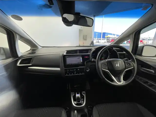 ホンダ フィット ハイブリット Lパッケージ 群馬県 2015(平27)年 3.9万km ティンテッドシルバーM 純正８型ナビ　バックカメラ　ワンセグＴＶ　ＥＴＣ　オートライト　キノセンヘッドライト　衝突被害軽減システム　クルーズコントロール　ＡＢＳ　ハーフレザーシート　スマートキー　オートエアコン　禁煙車