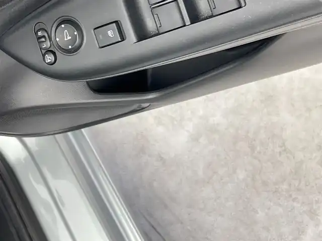 ホンダ フィット ハイブリット Lパッケージ 群馬県 2015(平27)年 3.9万km ティンテッドシルバーM 純正８型ナビ　バックカメラ　ワンセグＴＶ　ＥＴＣ　オートライト　キノセンヘッドライト　衝突被害軽減システム　クルーズコントロール　ＡＢＳ　ハーフレザーシート　スマートキー　オートエアコン　禁煙車