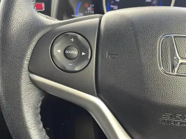 ホンダ フィット ハイブリット Lパッケージ 群馬県 2015(平27)年 3.9万km ティンテッドシルバーM 純正８型ナビ　バックカメラ　ワンセグＴＶ　ＥＴＣ　オートライト　キノセンヘッドライト　衝突被害軽減システム　クルーズコントロール　ＡＢＳ　ハーフレザーシート　スマートキー　オートエアコン　禁煙車