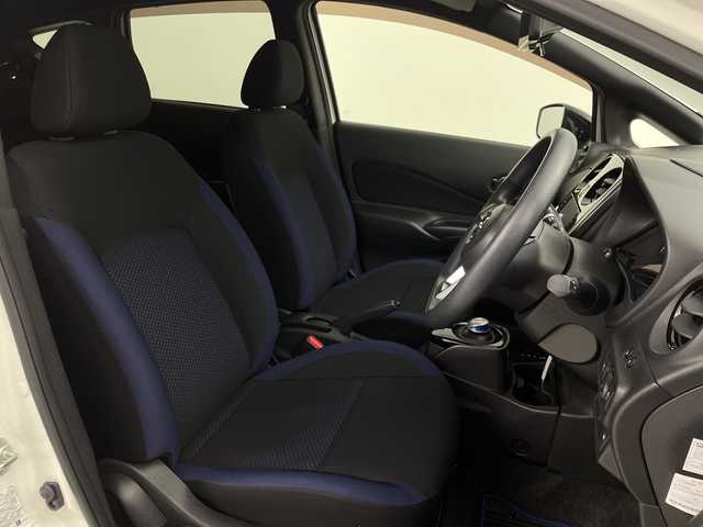 日産 ノート e－パワー X Bアロー 茨城県 2018(平30)年 2.9万km ブリリアントホワイトパール/スーパーブラック 2トーン 純正ナビ　パノラミックビューモニター　フルセグＴＶ　デジタルインナーミラー　ＬＥＤライト　オートライト　ドライブレコーダー　ＥＴＣ　コーナーセンサー　追従クルコン　純正フロアマット　横滑り防止装置