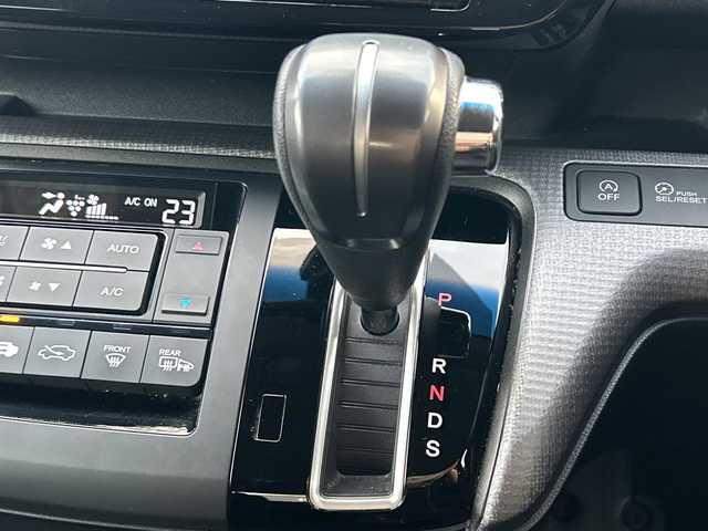 ホンダ ステップワゴン スパーダ ホンダセンシング 佐賀県 2018(平30)年 4.5万km プラチナホワイトパール 純正9インチナビゲーション/純正11.6インチフリップダウンモニター/アダプティブクルーズコントロール/ビルトインETC/バックカメラ/両側パワースライドドア/ワクワクゲート/衝突軽減ブレーキ/路外逸脱抑制機能/先行車発進お知らせ機能/車線維持支援システム/標識認識機能/純正16インチアルミホイール/LEDヘッドライト/フォグランプ/スマートキー