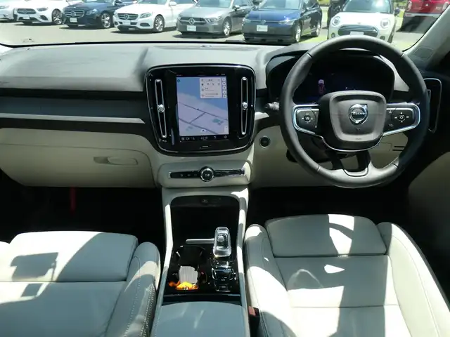 ボルボ ボルボ ＸＣ４０ アルティメット B4 AWD 千葉県 2022(令4)年 0.8万km シルバー 自社名変中/ブライトダスクメタリック：カラーNo.736/レーンキーピングエイド/パノラミックサンルーフ/ホワイトレザーシート/前席パワーシート/シートヒーター/純正ナビ/【Apple CarPlay　Android Auto対応】/【Bluetooth接続】/360°カメラ/harman/kardon/ワイヤレス充電/革巻きステアリング/ステアリングヒーター/ステアリングスイッチ/ETC（2.0）/LEDヘッドライト/ウインカーミラー/コーナーセンサー/純正19インチアルミホイル/サイド/カーテンエアバッグ/スマートキー