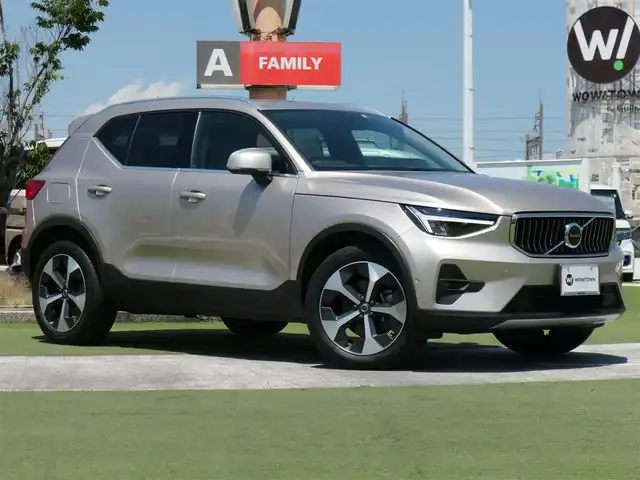 ボルボ ボルボ ＸＣ４０ アルティメット B4 AWD 千葉県 2022(令4)年 0.8万km シルバー 自社名変中/ブライトダスクメタリック：カラーNo.736/レーンキーピングエイド/パノラミックサンルーフ/ホワイトレザーシート/前席パワーシート/シートヒーター/純正ナビ/【Apple CarPlay　Android Auto対応】/【Bluetooth接続】/360°カメラ/harman/kardon/ワイヤレス充電/革巻きステアリング/ステアリングヒーター/ステアリングスイッチ/ETC（2.0）/LEDヘッドライト/ウインカーミラー/コーナーセンサー/純正19インチアルミホイル/サイド/カーテンエアバッグ/スマートキー