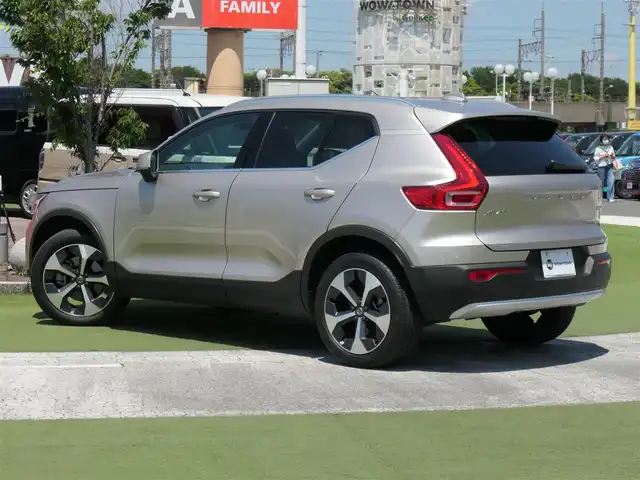 ボルボ ボルボ ＸＣ４０ アルティメット B4 AWD 千葉県 2022(令4)年 0.8万km シルバー 自社名変中/ブライトダスクメタリック：カラーNo.736/レーンキーピングエイド/パノラミックサンルーフ/ホワイトレザーシート/前席パワーシート/シートヒーター/純正ナビ/【Apple CarPlay　Android Auto対応】/【Bluetooth接続】/360°カメラ/harman/kardon/ワイヤレス充電/革巻きステアリング/ステアリングヒーター/ステアリングスイッチ/ETC（2.0）/LEDヘッドライト/ウインカーミラー/コーナーセンサー/純正19インチアルミホイル/サイド/カーテンエアバッグ/スマートキー