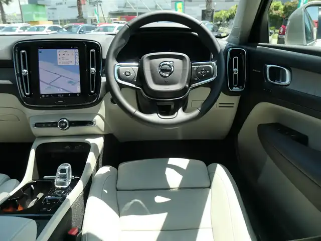 ボルボ ボルボ ＸＣ４０ アルティメット B4 AWD 千葉県 2022(令4)年 0.8万km シルバー 自社名変中/ブライトダスクメタリック：カラーNo.736/レーンキーピングエイド/パノラミックサンルーフ/ホワイトレザーシート/前席パワーシート/シートヒーター/純正ナビ/【Apple CarPlay　Android Auto対応】/【Bluetooth接続】/360°カメラ/harman/kardon/ワイヤレス充電/革巻きステアリング/ステアリングヒーター/ステアリングスイッチ/ETC（2.0）/LEDヘッドライト/ウインカーミラー/コーナーセンサー/純正19インチアルミホイル/サイド/カーテンエアバッグ/スマートキー