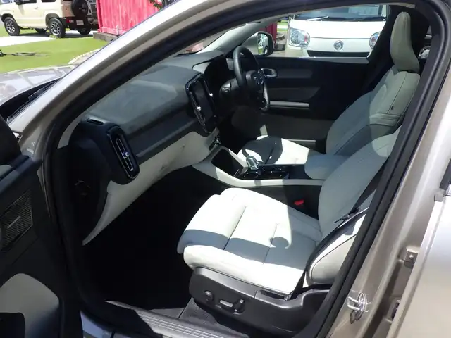 ボルボ ボルボ ＸＣ４０ アルティメット B4 AWD 千葉県 2022(令4)年 0.8万km シルバー 自社名変中/ブライトダスクメタリック：カラーNo.736/レーンキーピングエイド/パノラミックサンルーフ/ホワイトレザーシート/前席パワーシート/シートヒーター/純正ナビ/【Apple CarPlay　Android Auto対応】/【Bluetooth接続】/360°カメラ/harman/kardon/ワイヤレス充電/革巻きステアリング/ステアリングヒーター/ステアリングスイッチ/ETC（2.0）/LEDヘッドライト/ウインカーミラー/コーナーセンサー/純正19インチアルミホイル/サイド/カーテンエアバッグ/スマートキー