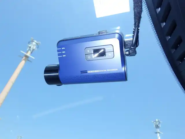 ボルボ ボルボ ＸＣ４０ アルティメット B4 AWD 千葉県 2022(令4)年 0.8万km シルバー 自社名変中/ブライトダスクメタリック：カラーNo.736/レーンキーピングエイド/パノラミックサンルーフ/ホワイトレザーシート/前席パワーシート/シートヒーター/純正ナビ/【Apple CarPlay　Android Auto対応】/【Bluetooth接続】/360°カメラ/harman/kardon/ワイヤレス充電/革巻きステアリング/ステアリングヒーター/ステアリングスイッチ/ETC（2.0）/LEDヘッドライト/ウインカーミラー/コーナーセンサー/純正19インチアルミホイル/サイド/カーテンエアバッグ/スマートキー