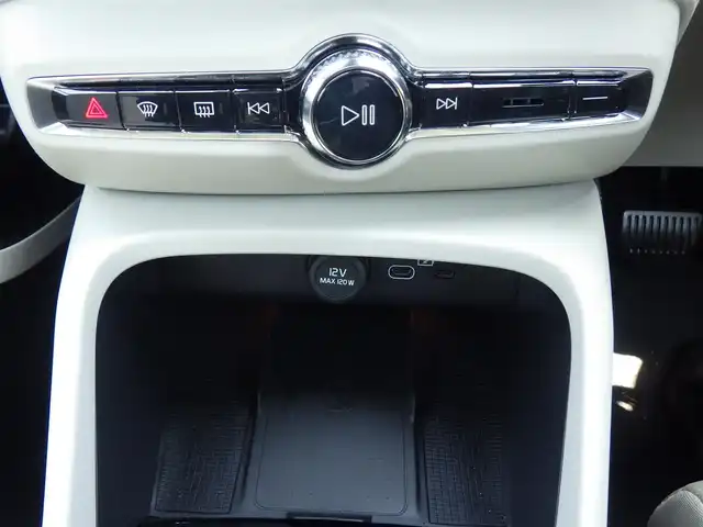 ボルボ ボルボ ＸＣ４０ アルティメット B4 AWD 千葉県 2022(令4)年 0.8万km シルバー 自社名変中/ブライトダスクメタリック：カラーNo.736/レーンキーピングエイド/パノラミックサンルーフ/ホワイトレザーシート/前席パワーシート/シートヒーター/純正ナビ/【Apple CarPlay　Android Auto対応】/【Bluetooth接続】/360°カメラ/harman/kardon/ワイヤレス充電/革巻きステアリング/ステアリングヒーター/ステアリングスイッチ/ETC（2.0）/LEDヘッドライト/ウインカーミラー/コーナーセンサー/純正19インチアルミホイル/サイド/カーテンエアバッグ/スマートキー