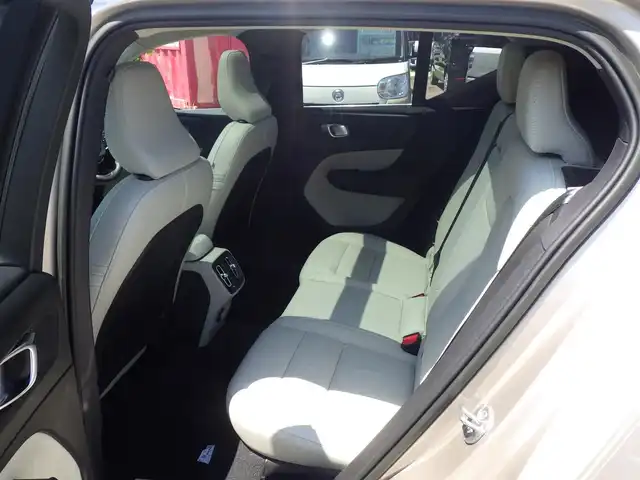 ボルボ ボルボ ＸＣ４０ アルティメット B4 AWD 千葉県 2022(令4)年 0.8万km シルバー 自社名変中/ブライトダスクメタリック：カラーNo.736/レーンキーピングエイド/パノラミックサンルーフ/ホワイトレザーシート/前席パワーシート/シートヒーター/純正ナビ/【Apple CarPlay　Android Auto対応】/【Bluetooth接続】/360°カメラ/harman/kardon/ワイヤレス充電/革巻きステアリング/ステアリングヒーター/ステアリングスイッチ/ETC（2.0）/LEDヘッドライト/ウインカーミラー/コーナーセンサー/純正19インチアルミホイル/サイド/カーテンエアバッグ/スマートキー