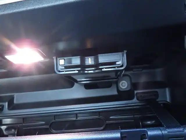 ボルボ ボルボ ＸＣ４０ アルティメット B4 AWD 千葉県 2022(令4)年 0.8万km シルバー 自社名変中/ブライトダスクメタリック：カラーNo.736/レーンキーピングエイド/パノラミックサンルーフ/ホワイトレザーシート/前席パワーシート/シートヒーター/純正ナビ/【Apple CarPlay　Android Auto対応】/【Bluetooth接続】/360°カメラ/harman/kardon/ワイヤレス充電/革巻きステアリング/ステアリングヒーター/ステアリングスイッチ/ETC（2.0）/LEDヘッドライト/ウインカーミラー/コーナーセンサー/純正19インチアルミホイル/サイド/カーテンエアバッグ/スマートキー