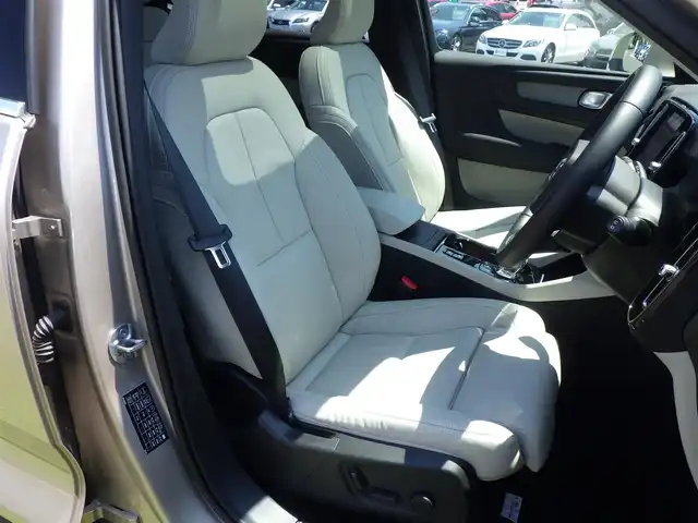 ボルボ ボルボ ＸＣ４０ アルティメット B4 AWD 千葉県 2022(令4)年 0.8万km シルバー 自社名変中/ブライトダスクメタリック：カラーNo.736/レーンキーピングエイド/パノラミックサンルーフ/ホワイトレザーシート/前席パワーシート/シートヒーター/純正ナビ/【Apple CarPlay　Android Auto対応】/【Bluetooth接続】/360°カメラ/harman/kardon/ワイヤレス充電/革巻きステアリング/ステアリングヒーター/ステアリングスイッチ/ETC（2.0）/LEDヘッドライト/ウインカーミラー/コーナーセンサー/純正19インチアルミホイル/サイド/カーテンエアバッグ/スマートキー