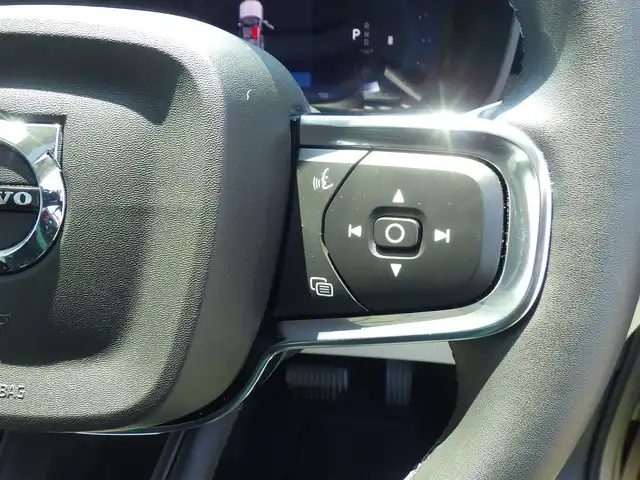 ボルボ ボルボ ＸＣ４０ アルティメット B4 AWD 千葉県 2022(令4)年 0.8万km シルバー 自社名変中/ブライトダスクメタリック：カラーNo.736/レーンキーピングエイド/パノラミックサンルーフ/ホワイトレザーシート/前席パワーシート/シートヒーター/純正ナビ/【Apple CarPlay　Android Auto対応】/【Bluetooth接続】/360°カメラ/harman/kardon/ワイヤレス充電/革巻きステアリング/ステアリングヒーター/ステアリングスイッチ/ETC（2.0）/LEDヘッドライト/ウインカーミラー/コーナーセンサー/純正19インチアルミホイル/サイド/カーテンエアバッグ/スマートキー