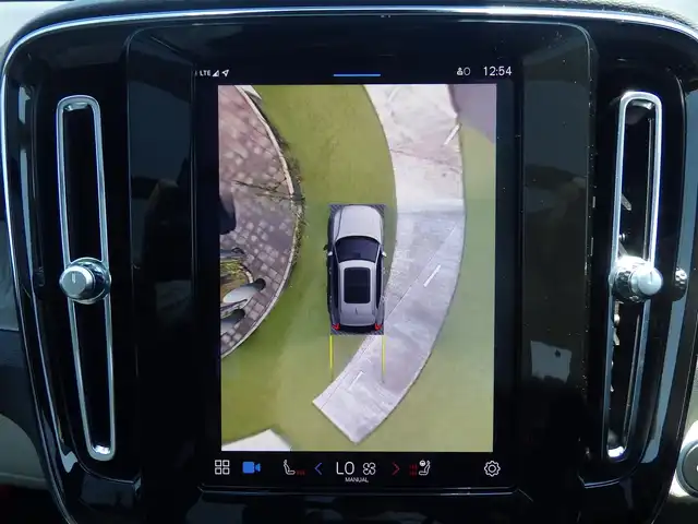 ボルボ ボルボ ＸＣ４０ アルティメット B4 AWD 千葉県 2022(令4)年 0.8万km シルバー 自社名変中/ブライトダスクメタリック：カラーNo.736/レーンキーピングエイド/パノラミックサンルーフ/ホワイトレザーシート/前席パワーシート/シートヒーター/純正ナビ/【Apple CarPlay　Android Auto対応】/【Bluetooth接続】/360°カメラ/harman/kardon/ワイヤレス充電/革巻きステアリング/ステアリングヒーター/ステアリングスイッチ/ETC（2.0）/LEDヘッドライト/ウインカーミラー/コーナーセンサー/純正19インチアルミホイル/サイド/カーテンエアバッグ/スマートキー