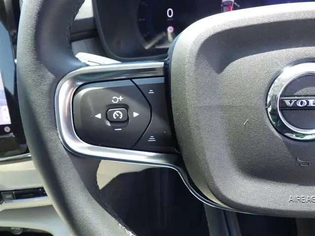 ボルボ ボルボ ＸＣ４０ アルティメット B4 AWD 千葉県 2022(令4)年 0.8万km シルバー 自社名変中/ブライトダスクメタリック：カラーNo.736/レーンキーピングエイド/パノラミックサンルーフ/ホワイトレザーシート/前席パワーシート/シートヒーター/純正ナビ/【Apple CarPlay　Android Auto対応】/【Bluetooth接続】/360°カメラ/harman/kardon/ワイヤレス充電/革巻きステアリング/ステアリングヒーター/ステアリングスイッチ/ETC（2.0）/LEDヘッドライト/ウインカーミラー/コーナーセンサー/純正19インチアルミホイル/サイド/カーテンエアバッグ/スマートキー