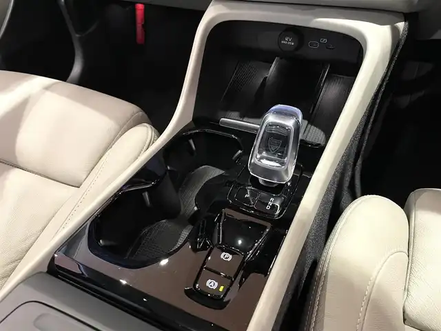 ボルボ ボルボ ＸＣ４０ アルティメット B4 AWD 道央・札幌 2022(令4)年 0.8万km ゴールド メタリックペイント/電動パノラマガラスサンルーフ/harman/kardonサラウンド/本革シート/シートヒーター/ステアリングヒーター/Googleナビ/360°カメラ/ACC/LKA/BLIS/CTA/パイロットアシスト/LEDヘッドライト/パワーテールゲート